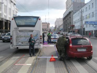 Фото В Челябинске автобус столкнулся с «Ладой»: есть пострадавшие