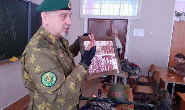 Фото В гости к детсадовцам Челябинска и школьникам Копейска пожаловали защитники Отечества