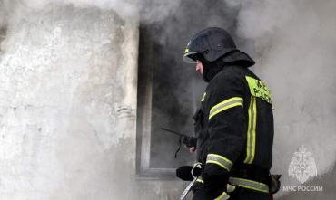 Фото В Челябинске пожарные реанимировали угоревшего на пожаре мужчину