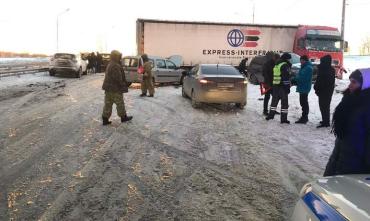 Фото На автодороге «подъезд к Екатеринбургу» из-за ДТП с участием восьми машин введено реверсивное движение