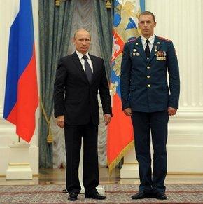 Фото Президент вручил челябинскому спецназовцу медаль «Золотая Звезда»