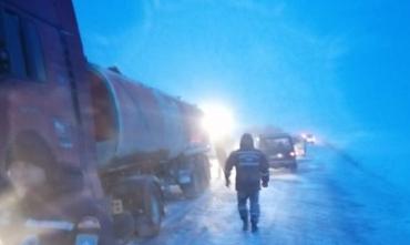 Фото В Челябинской области спасатели километр несли по сугробам пострадавшего в ДТП