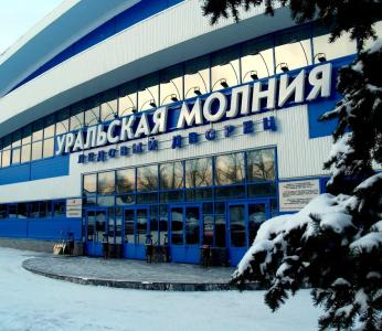 Фото В Челябинске годовщину Олимпиады отметили хоккеем в валенках и дискотекой на льду