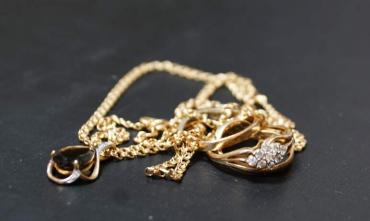 Фото Жительница Магнитогорска украла золотую цепочку с тела умершего