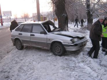 Фото Челябинский водитель врезался в дерево: пострадали трое