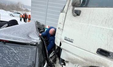 Фото На М-5 в Челябинской области при столкновении с грузовиком погибла пассажир легковушки