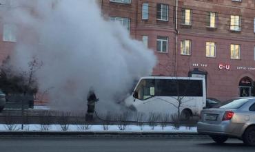 Фото В центре Челябинска снова загорелась маршрутка