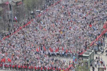 Фото В ряды &quot;Бессмертного полка&quot; в Челябинске встало рекордное количество жителей