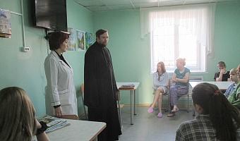 Фото В детском отделении Челябинской наркологической больницы открылась православная библиотека