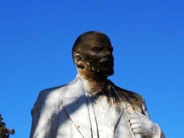 Фото В Миассе вандалы осквернили памятник Ленину