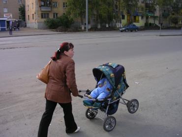 Фото Челябинский автомобилист на пешеходном переходе сбил маму с двухлетней дочкой