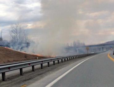 Фото Трасса около Коркино в дыму - горят трава и деревья