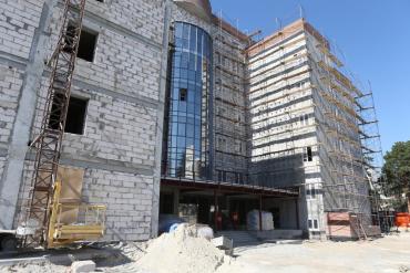 Фото В здании строящейся в Челябинске онкополиклиники уже начались отделочные работы
