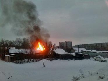 Фото Недалеко от ТРК «Родник» в Челябинске горел дом