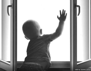 Фото В Челябинске двухлетний малыш выпал с пятого этажа и остался жив