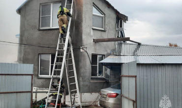 Фото  Перекал печи в бане привел к пожару в частном доме Копейска, вся семья спаслась