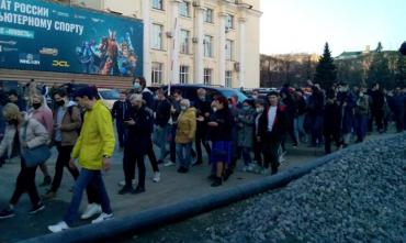 Фото Челябинцы вышли на несанкционированную акцию за Навального