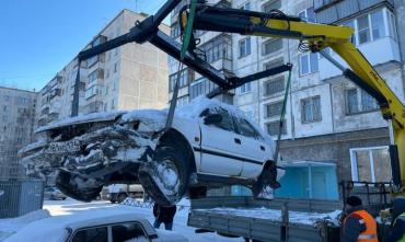 Фото Еще один брошенный в Челябинске автомобиль отправили на спецстоянку