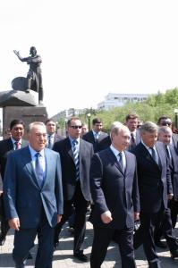 Фото Владимир Путин и Нурсултан Назарбаев возложили венок к Вечному огню мемориала "Героям Танкограда"