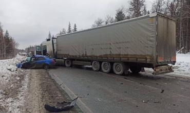Фото На трассе М-5 в Златоусте водитель легковушки погиб в столкновении с гигантом на колесах