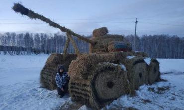 Фото Соломенные символы СВО в Пластовском районе стали точкой притяжения автомобилистов