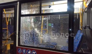 Фото Полиция Магнитогорска ищет виновных в «покушении» на городской автобус