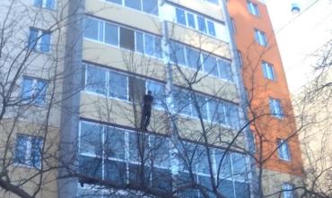 Фото В Челябинске пьяный мужчина пытался спрыгнуть с четвертого этажа