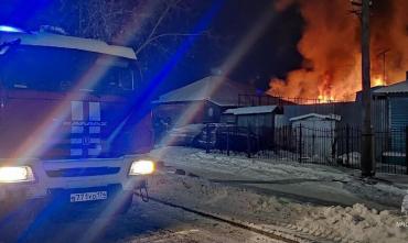 Фото В Челябинске сгорел автосервис на Артиллерийской, пламя едва не перекинулось на жилые дома