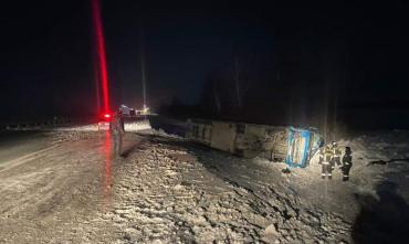 Фото На трассе в Сосновском районе опрокинулся грузовик, водитель погиб