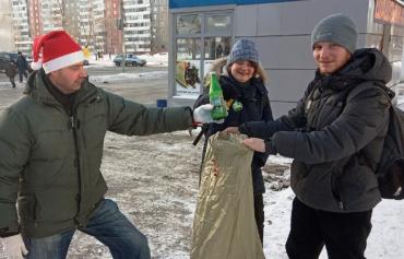 Фото Челябинские чистомэны убрали в «Плодушке» прошлогодний хлам