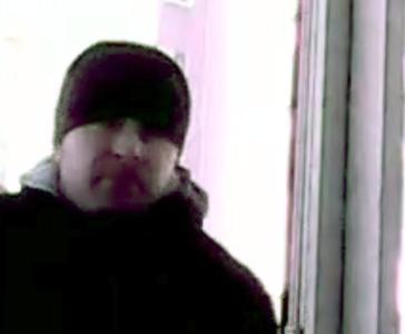 Фото В Челябинске ищут грабителя, попавшего на запись камеры видеонаблюдения