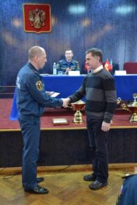 Фото Пожарный из Челябинска получил нагрудный знак МЧС России за спасение детей