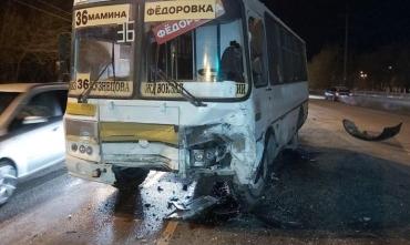 Фото В Челябинске иномарка протаранила маршрутку