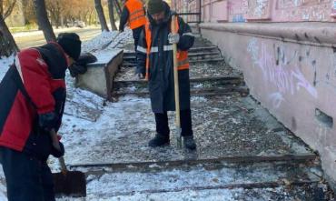 Фото Челябинские подрядчики борются с наледью на тротуарах 