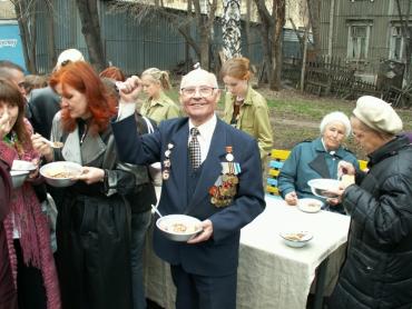 Фото Выпейте в этот день фронтовую стопку