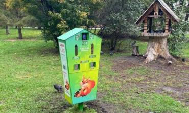 Фото Новую кормушку для белок установили в парке Пушкина