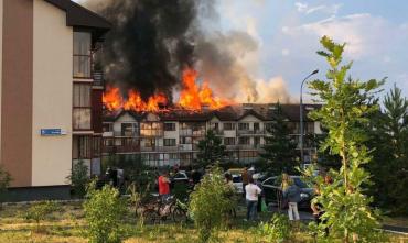 Фото В Залесье от удара молнии загорелся дом, людей эвакуировали