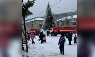 Фото В Челябинской области мужчина фейерверком поджег елку на городской площади