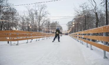 Фото Студенты могут бесплатно покататься на коньках в парке Челябинска