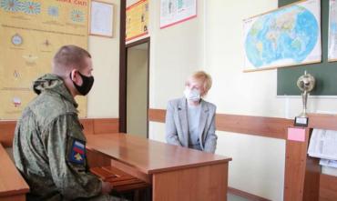 Фото Челябинский омбудсмен встретилась с солдатом, получившим ожоги глаз