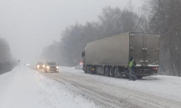 Фото В Челябинской области из-за снегопада ограничили движение на федеральной трассе М-5