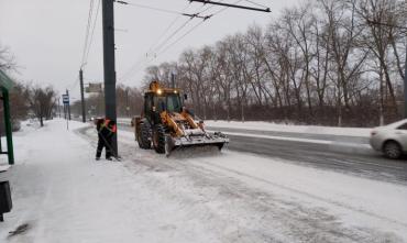Фото Дорожники продолжают очищать улицы Челябинска от снега в сопровождении машин ГИБДД