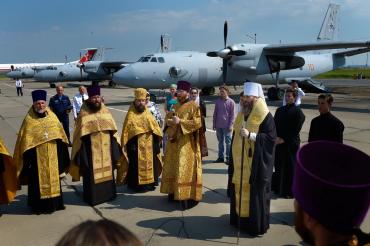 Фото Челябинский митрополит освятил самолеты училища штурманов