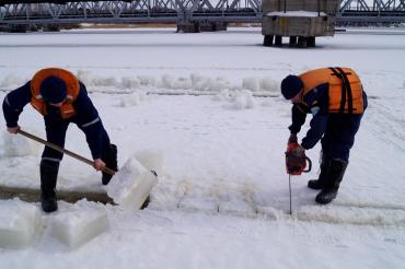 Фото В Троицке распилили лед – готовятся к паводку