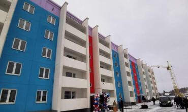 Фото Переселенцы из ветхого жилья в Карабаше получили ключи от новых квартир