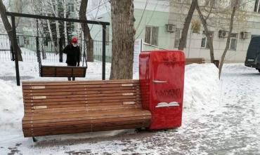Фото Дерзкая кража красного холодильника в Челябинске попала на видео, власти ищут ему замену