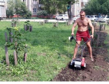 Фото Как житель Челябинска благоустраивает свой двор
