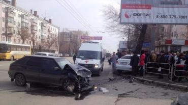 Фото В аварии на пересечении Свободы и Плеханова в Челябинске пострадали двое