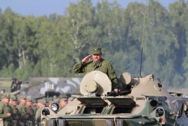 Фото Минобороны РФ в 2012 году заключит 200 контрактов в рамках гособоронзаказа