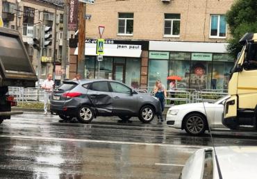 Фото В центре Челябинска столкнулись две иномарки